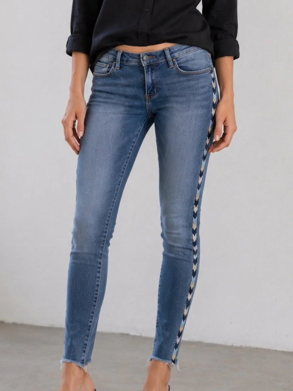 Driftwood Jackie Low Rise Embroidered Skinny Jeans 28